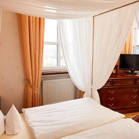 Kurfuerstliches Amtshaus Dauner Burg 4*